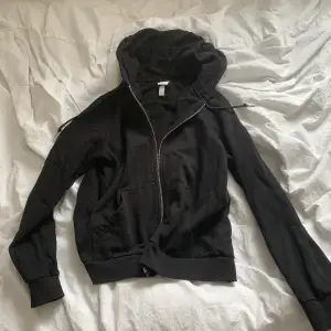 basic svart zip hoodie 💖jättefint skick