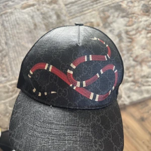 Gucci keps - Säljer Gucci keps bra pris snabb affär Box kvitto bag fås med! Kepsen är använd så finns slitage 