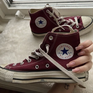 Converse - Säljer ett par superfina converse i strl 5 & 1/2 (38,5) i använt skick! !💕 jag kan tvätta de innan frakt (utan extra kostnad) om betalning sker innan, annars kan man enkelt tvätta de själv i maskin!💕katthår rollas givetvis bort!