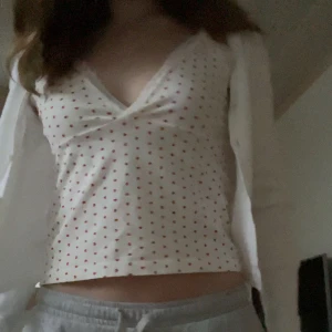 Linne  - Gulligt linne ifrån brandy Melville, Sitter bra på mig som har Xs-S🤍❤️