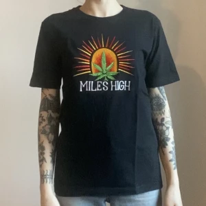 Hannah Pixie Snowdon T-shirt  - Hannah Pixie Snowdon T-shirt   Miles high   Storlek 34 ( S )  Använd fåtal gånger så i toppen skick 