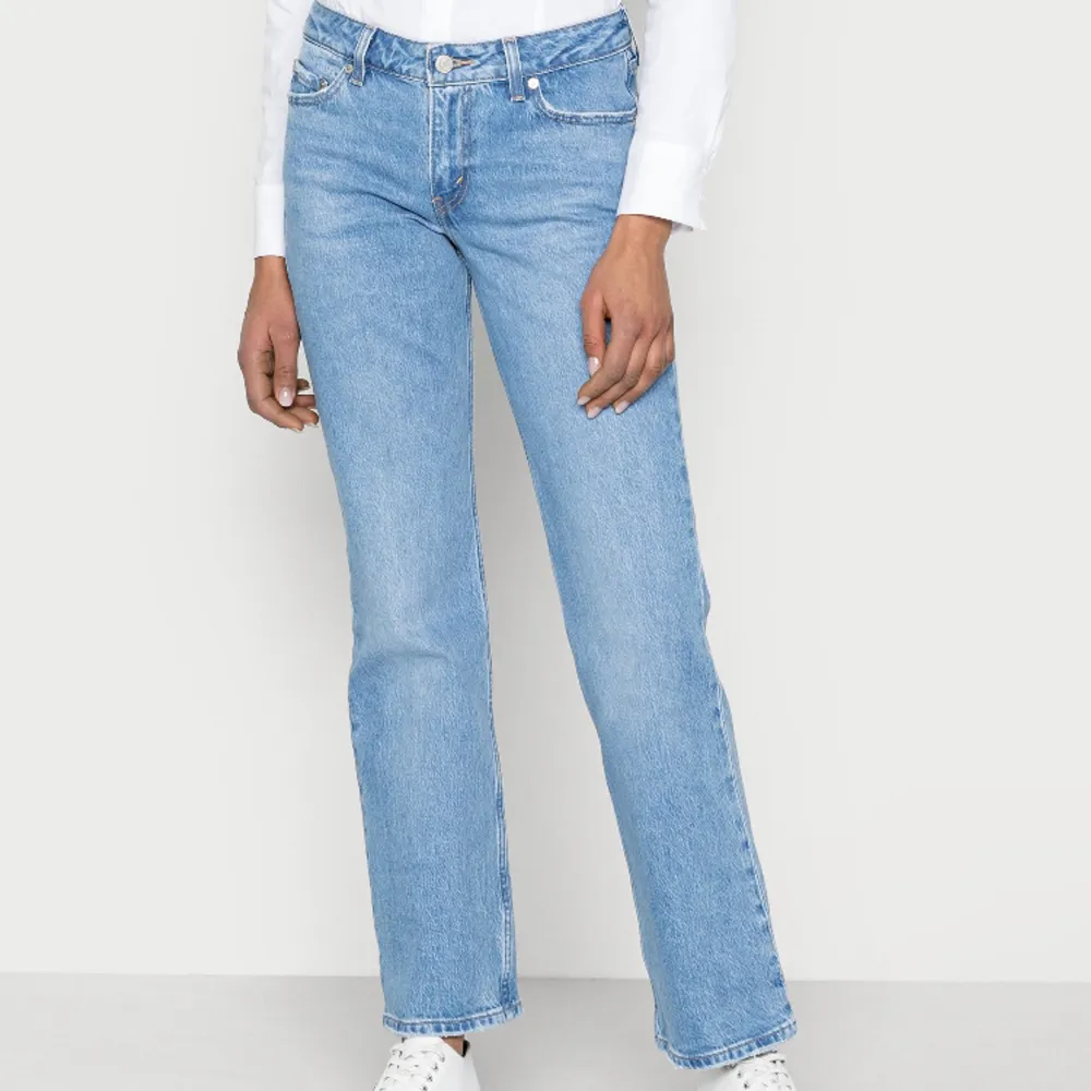 Säljer dessa helt oanvända low pitch bootcut jeansen från levis. Säljer då jag behöver pengar!!  Storlek 25/30. Passar mig perfekt som är 160cm lång. Helt helt oanvända!! Kostar 996 men säljer för 499kr! Skriv för fler bilder!. Jeans & Byxor.