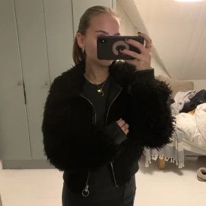 Fluffig jacka - Fluffig svart jacka