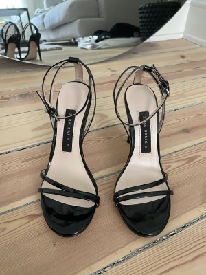Klackskor från Zara strl 36 - Klackskor från Zara strl 36. Nypris 800kr