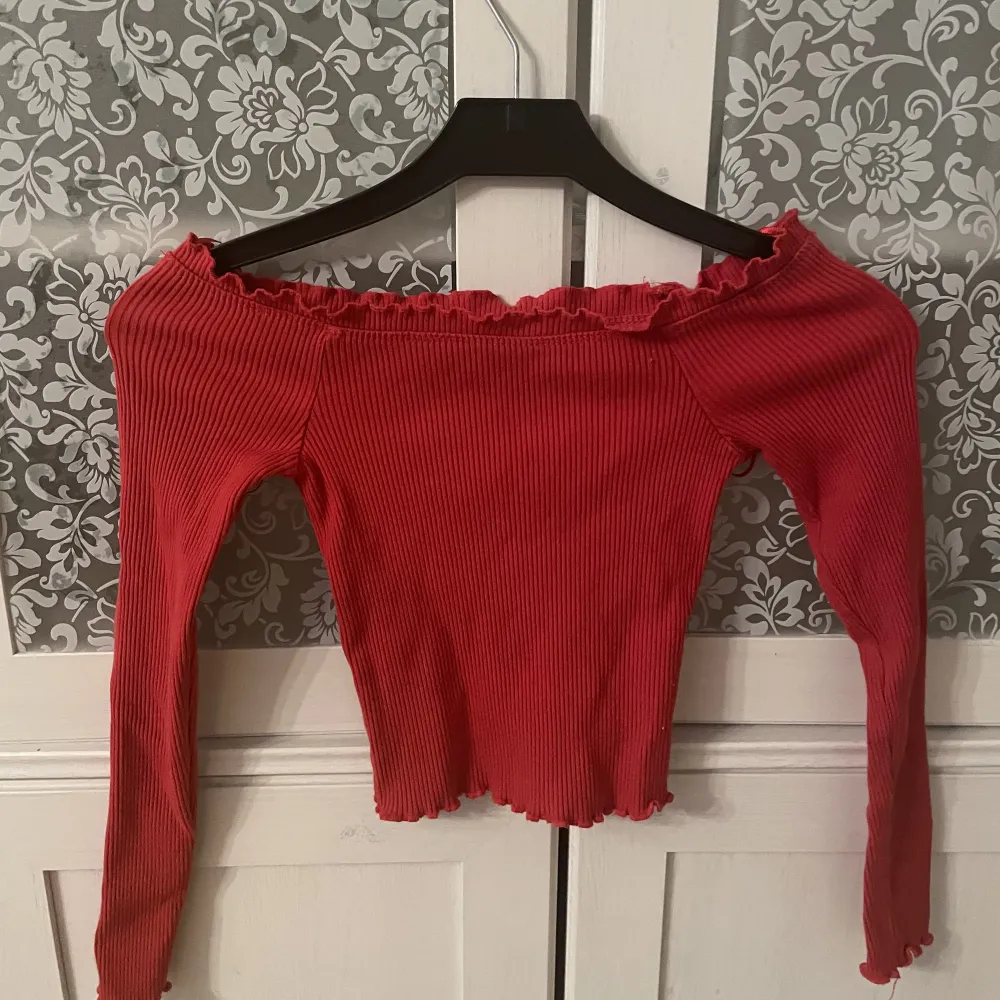 En röd tajt tröja från Ginatricot är offshoulder som jag tycker är väldigt snyggt säljer då den inte passar mig längre💕. Toppar.