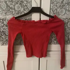 En röd tajt tröja från Ginatricot är offshoulder som jag tycker är väldigt snyggt säljer då den inte passar mig längre💕