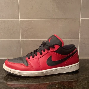 Jordan 1 low  - Tjenare  Säljer ett par Jordan 1 low ”reverse bred”   Har inte använt dom mycket. Köpt förra sommaren. Lite slitna på inte  kanten högst upp, har inte kvar lådan. 