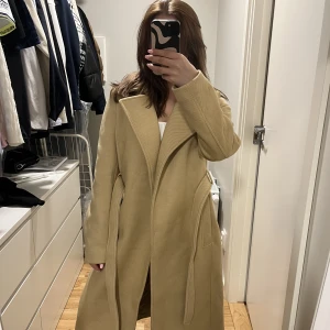 Beige kappa - Superfin kappa som är beige, färgen är svår att få på bild och den sista bilden speglar bäst hur färgen faktiskt ser ut. Inga defekter, frakt 66kr 💗