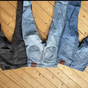 Säljer tre par Hollister-jeans i bra skick. 250 kr för alla 