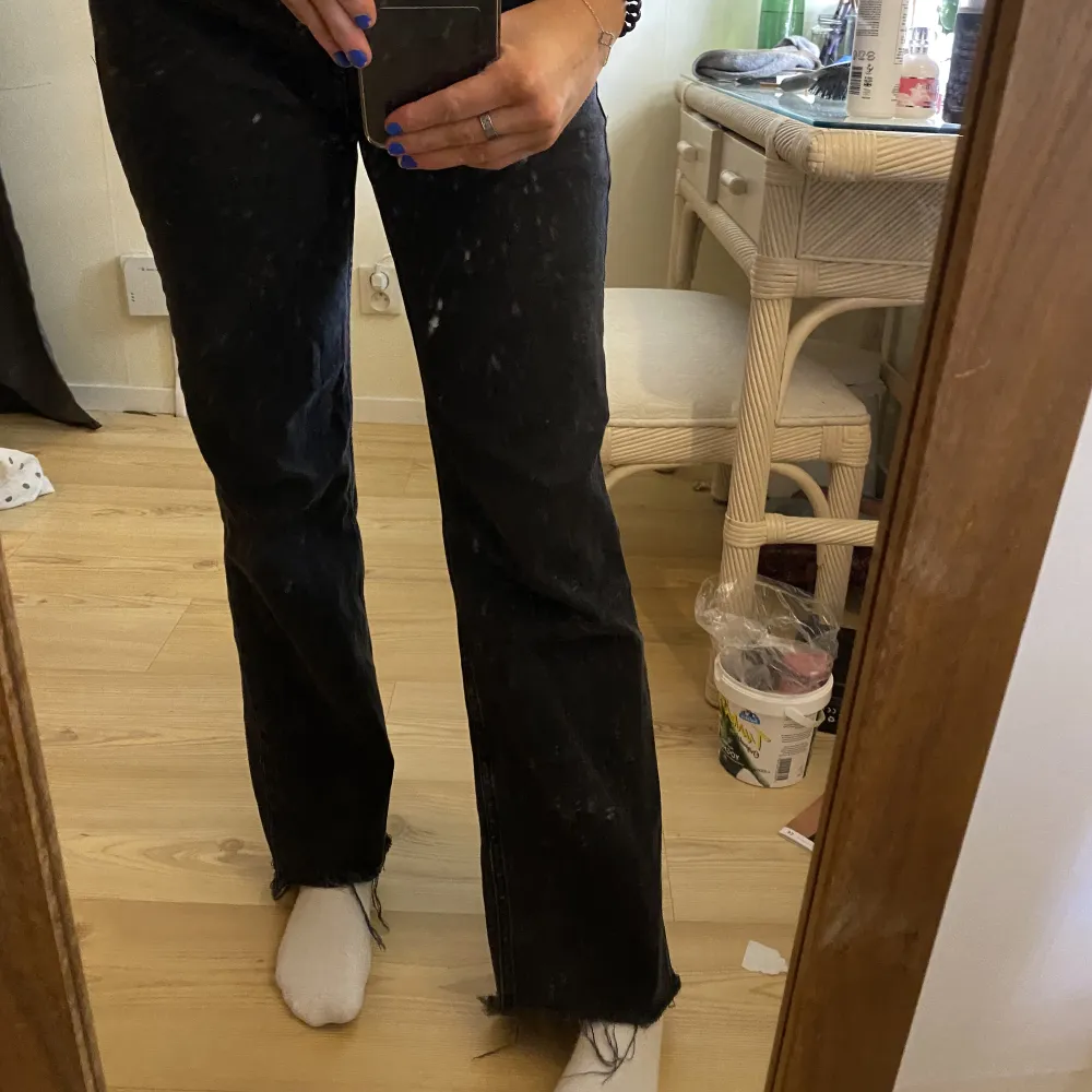 Lågmidjade jeans från h&m, knappt använda pga inte min stil💌 Dock är de avklippta i benen så lite kortare än orginal. Jeans & Byxor.