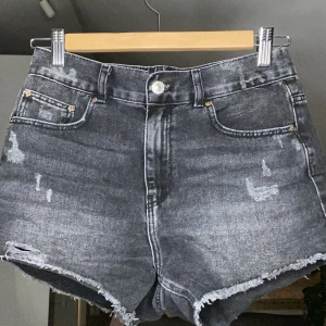 Svarta shorts - Säljer mina fina svarta shorts från Zara (barn). Shortsen har inga tecken på användning! Dem är i storlek 164 cm/13-14 år men är för stora för mig som brukar ha storlek XXS/XS, tror de hade kunnat passa någon som har storlek XS-S. Säljer för 50kr + frakt!