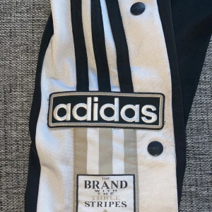 Byxor  - Säljer dessa byxor från adidas i storlek 34💕 jag säljer dom för att dom inte kommer till användning