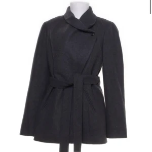 Jacka från STOCKH LM - Säljer min fina jacka! Skulle inte säga att det finns spår av användning och den är i väldigt bra skick. Den är storlek 36 men passar både mindre och större💕