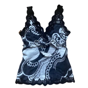 y2k topp - snygg topp med snöre, med detaljer. Köparen står för frakt. 💕