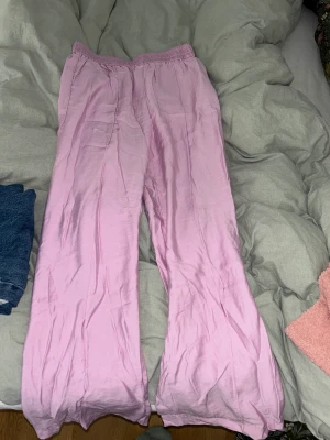 Linnebyxor - Liknande linnebyxor från hm! Strl s! Aldrig använda endast legat i en låda!  100kr