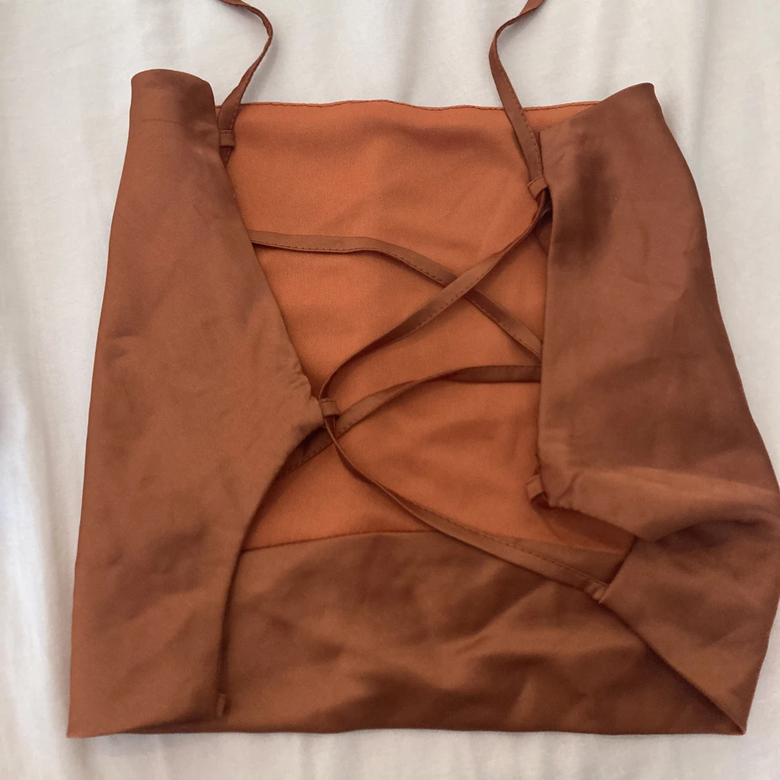 Draperad crop top med korsade band på ryggen - 90