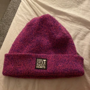 Snygg mössa - Stickad skitsnygg o cool mössa (oanvänd). Säljer för 40kr+frakt 
