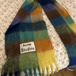 Acne studios halsduk - Säljer denna som jag köpte på plick för ca 2 veckor sedan. Ej använt den då jag fick en annan i present 😊 superfint skick