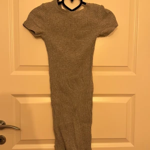 Klänning  - Grå enkel vardags klänning i storlek xs