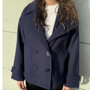 Kappa från Designbysi - Intressekoll på denna fina marinblå kappa från designbysi. Helt ny, endast testad💞