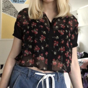 Svart blommig tröja - Jättefin, lite genomskinlig men funkar perfekt med t.ex ett svart linne under som jag har på bilden. Säljer eftersom den inte kommer till användning🌹