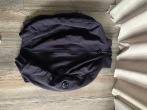 Cp Company Hoodie  - Köpt för 2250. Säljs nu för 1300. Skick 9/10 som ny