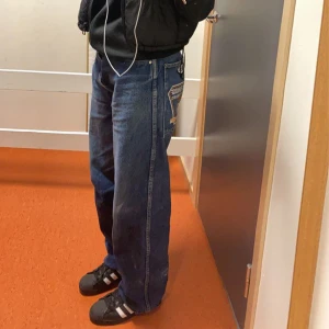 baggy jeans - snygga jeans från surfers paradise, går inte att köpa någonstans. lite slitna längst ner men annars i bra skick 