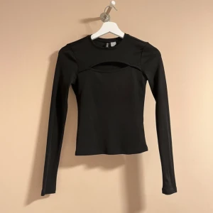 H&M - Tröja med öppning på bröstkorgen, fin detalj. Skönt material och mycket bra skick. Använd fåtal gånger. 