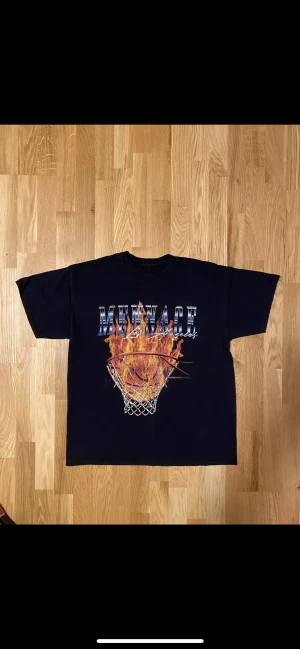 Vintage t-shirt  - Köpt i en vintage butik för runt 600kr säljer nu för 250kr i skick 8/10 för o va vintage! 