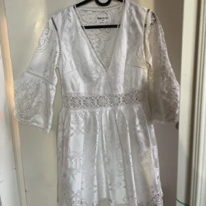 Vit klänning - Super fin vit klänning. Funkar perfekt som sommarklänning, studentklänning eller som vardagsklänning. Klänningen har lös midja och trekvarts ärmar. Pris kan diskuteras💞