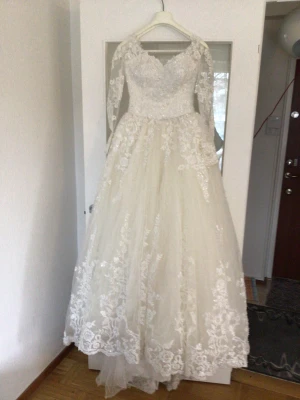 Brudklänninga - Gott skick storlek s ordinarie pris 22000 Jag säljer den 11000  Lite smutsig längst ner i kanterna 