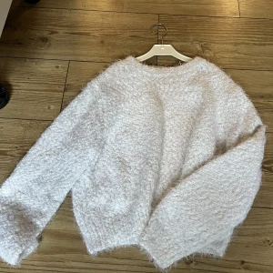 Vit gosig tröja HM storlek M - Vit gosig tröja från HM! Super söt!💕 storlek M. 