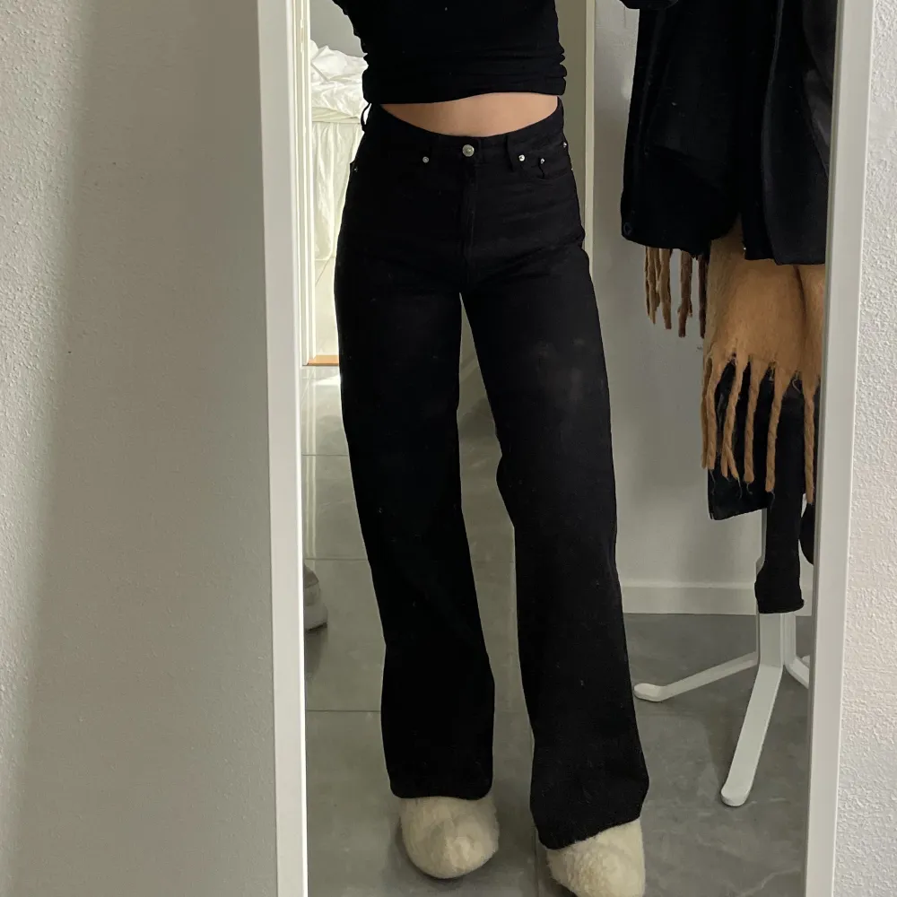 Supersnygga svarta jeans i modellen High straight ifrån Gina Tricot. Storlek S. Nypris 599. Knappt använda då jag har många liknande. Frakt tillkommer🫶🏼. Jeans & Byxor.