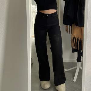 Supersnygga svarta jeans i modellen High straight ifrån Gina Tricot. Storlek S. Nypris 599. Knappt använda då jag har många liknande. Frakt tillkommer🫶🏼