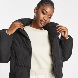 Pull&Bear jacka - Puffer jacket från Asos. Helt ny, inte alls sliten. Säljer den för den inte kommer till användning ❤️ kostade 519 kr när jag köpte