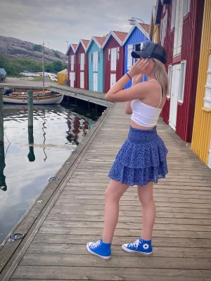 Fin kjol från Lindex - Jättefint volangkjol från Lindex! I fint skick!  Barn storlek som passar mig som bär S - XS! 😍