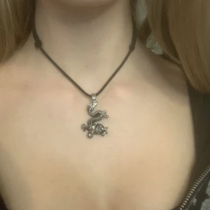 Vintage halsband - Ett coolt vintage halsband med en drake i rostfritt stål med rubin ögon. Läder rämmen är justerbar så att halsbandet är lätt att styla