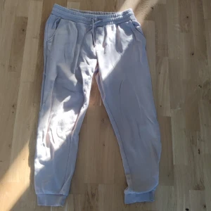 Beiga mjukisbyxor  - Dem är ganska så använda men är i bra skick 