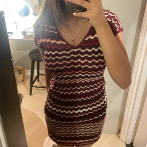 Missoni klänning  - Säljer min skitsnygga missoni klänning. På bilden har jag vikt upp klänningen med hjälp av ett bälte då klänningen är längre men går lätt att justera som visat. 💗💗