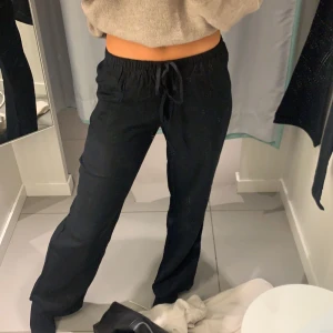 LINNEBYXOR - Säljer dessa low waist linnebyxor från HM som är helt slutsålda!! Använda ca 3 gånger🫶🏼storlek S och är långa på mig som är 163🤍 Höj med minst 10kr per bud!