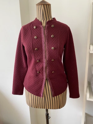 Fin kofta/kavaj - En fin knappt använd kofta/kavaj/skepparkavaj. Härlig färg!