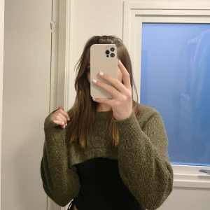 Militärgrön tröja - En militär grön kort stickad tröja från Hm💗