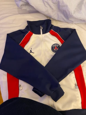 PSG Tröja - Säljer denna Nice Jordan PSG Tröja, köpt för 1200kr och kanske använd i en månad. Tvättar även innan Frakt/Uppmötning. (Pris kan diskuteras)