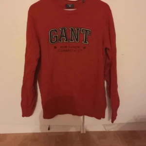 Fin röd Gant tröja STL M  - Som rubriken lyder. Mycket fint skick.
