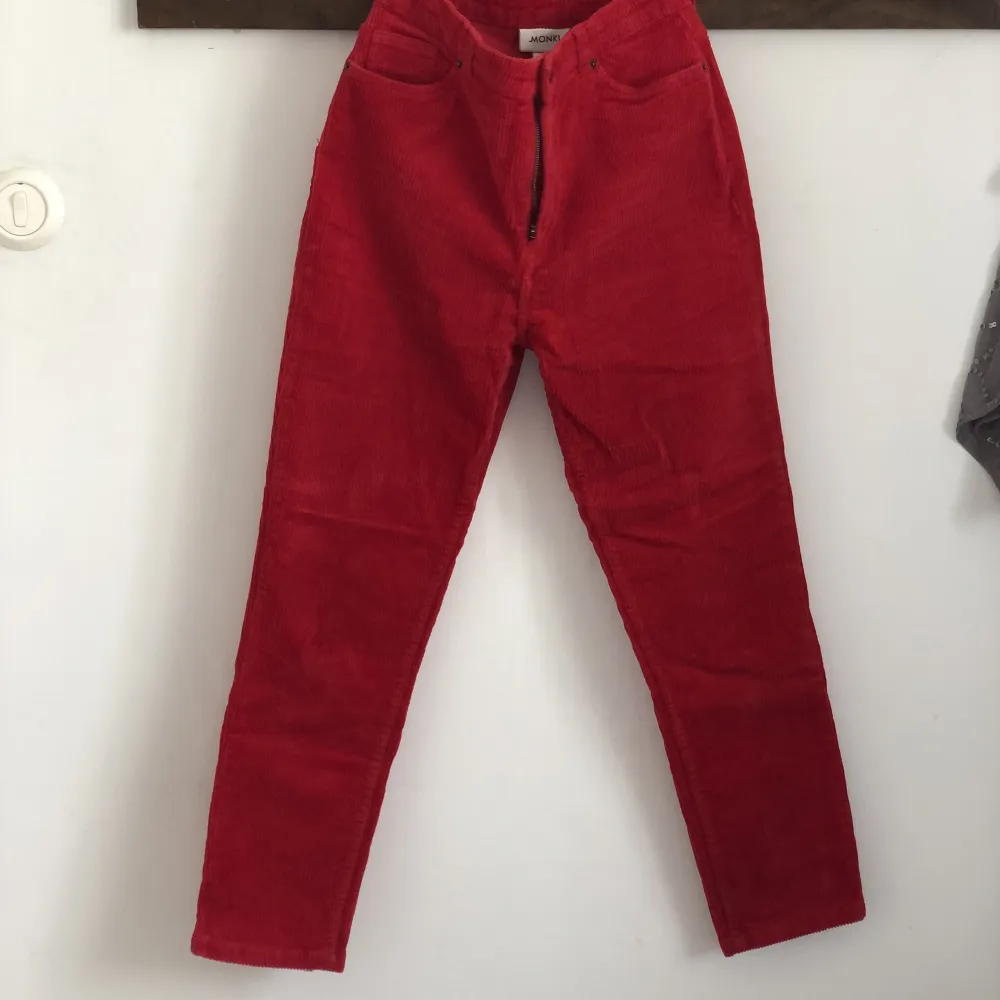 Manchesterbyxor från Monki. Sälja fortfarande på Monki men den röda färgen är slutsåld. Så bekväma och som nya. . Jeans & Byxor.