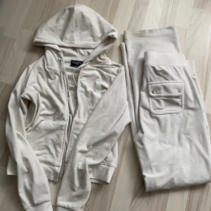 Juicy conture - Säljer min fina juicy conture sett. Ingår både byxor och tröja. Tröjan är i storlek M och byxorna i L. Byxorna är lite smutsiga nertill vid kanten men har gjort rent de och de är rena och nytvättade. 