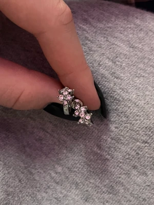 Silverörhängen  - Säljer dessa jättefina örhängen. Köp alla för 20kr eller styck för 10kr
