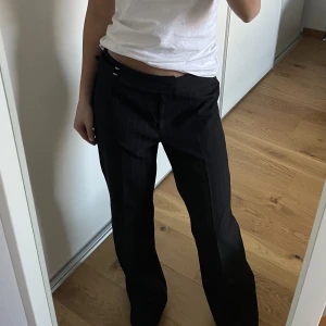 Kostymbyxor  - Randiga kostymbyxor som ej kommer till användning längre. Vet ej storlek då det är vintage men skulle säga S/M