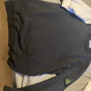 Stone island tröja  - En stone island tröja. Använder den knappt längre. Skriv vid intresse!