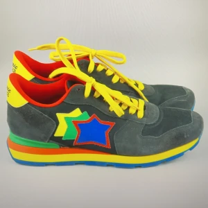 Atlantis Stars Antares Multi Colours - Inga defekter. Skorna har använts en kort tid, vilket har gett de lite fläckar på sulan. Om man lägger en halvtimme på att tvätta sulan så kan de bli som nya.